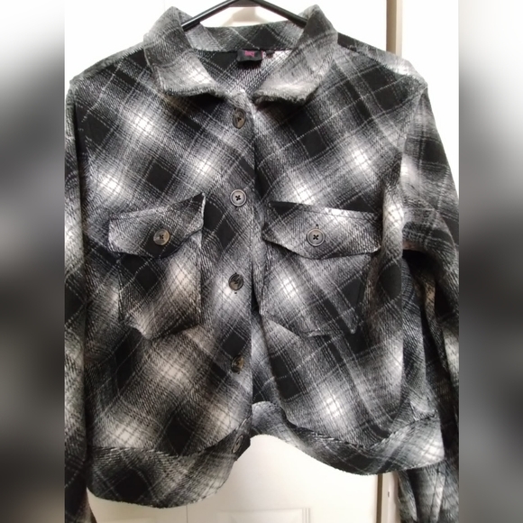 No Boundaries cropped shacket - Walmart - Picture 6 of 7